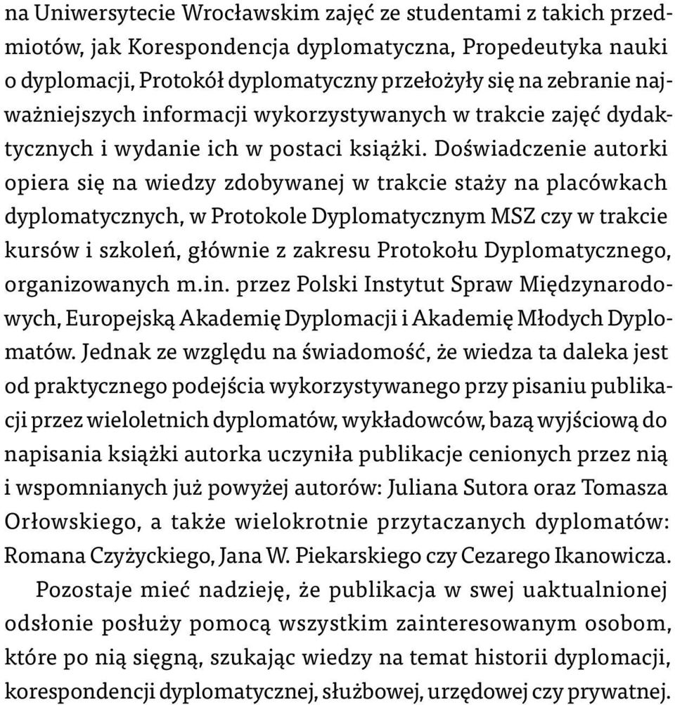 Doświadczenie autorki opiera się na wiedzy zdobywanej w trakcie staży na placówkach dyplomatycznych, w Protokole Dyplomatycznym MSZ czy w trakcie kursów i szkoleń, głównie z zakresu Protokołu