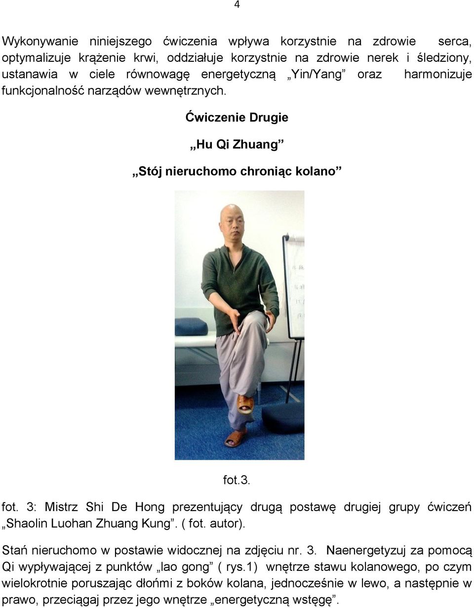 3. fot. 3: Mistrz Shi De Hong prezentujący drugą postawę drugiej grupy ćwiczeń Shaolin Luohan Zhuang Kung. ( fot. autor). Stań nieruchomo w postawie widocznej na zdjęciu nr. 3. Naenergetyzuj za pomocą Qi wypływającej z punktów lao gong ( rys.