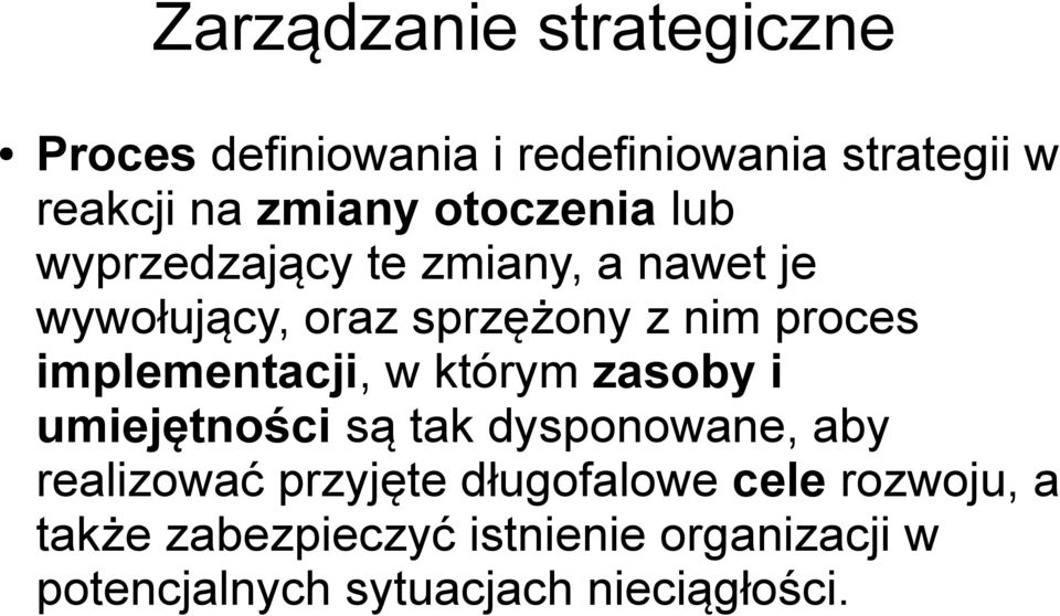 implementacji, w którym zasoby i umiejętności są tak dysponowane, aby realizować przyjęte