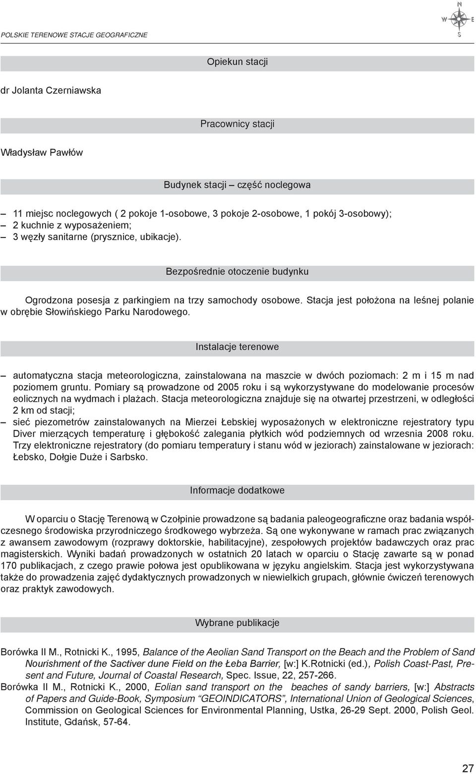 Stacja jest położona na leśnej polanie w obrębie Słowińskiego Parku Narodowego.