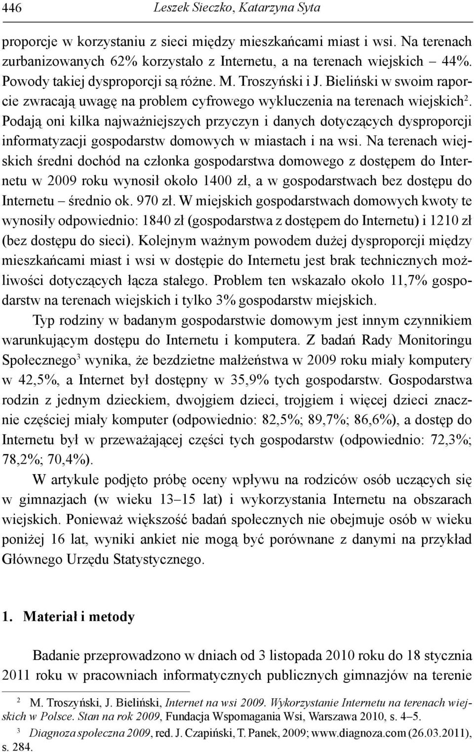 Podają oni kilka najważniejszych przyczyn i danych dotyczących dysproporcji informatyzacji gospodarstw domowych w miastach i na wsi.