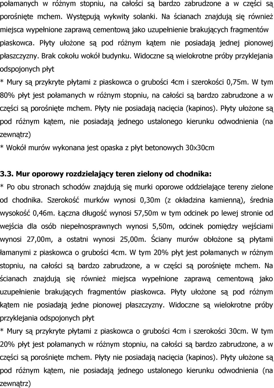 Brak cokołu wokół budynku. Widoczne są wielokrotne próby przyklejania odspojonych płyt * Mury są przykryte płytami z piaskowca o grubości 4cm i szerokości 0,75m.