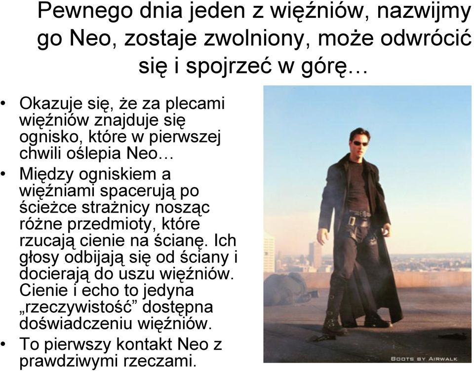 ścieżce strażnicy nosząc różne przedmioty, które rzucają cienie na ścianę.