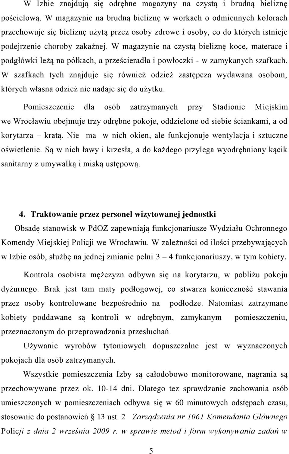 W magazynie na czystą bieliznę koce, materace i podgłówki leżą na półkach, a prześcieradła i powłoczki - w zamykanych szafkach.