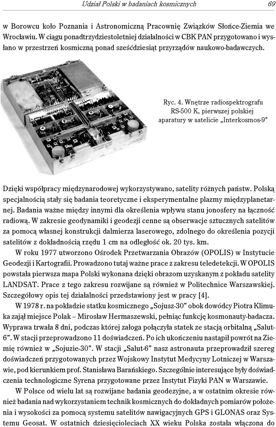 Wnętrze radiospektrografu RS-500 K, pierwszej polskiej aparatury w satelicie Interkosmos-9 Dzięki współpracy międzynarodowej wykorzystywano, satelity różnych państw.