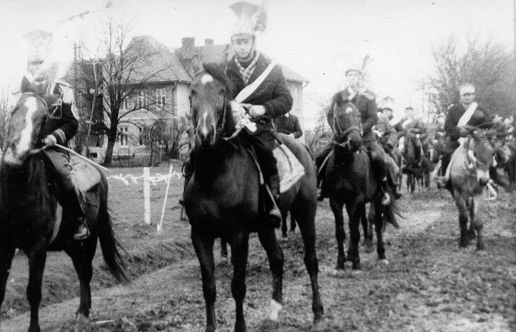 Turki w Świętoniowej w latach 70 XX wieku, w oddali szkoła podczas rozbudowy. 1970/71 budowa drogi w kierunku Wisłoka i mostu na rzece. Tarcza Szkoły Podstawowej w Świętoniowej lata 80 XX w. 16. 01.