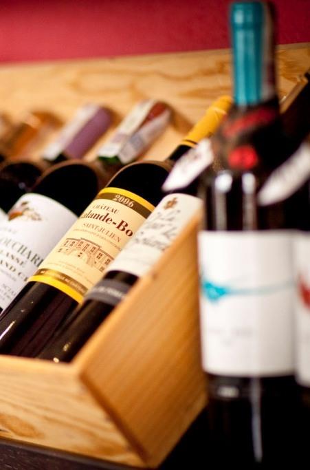 Polski rynek wina struktura handlu W ostatnich latach udział sklepów dyskontowych w rynku wina zwiększył się do 35%, kosztem zarówno