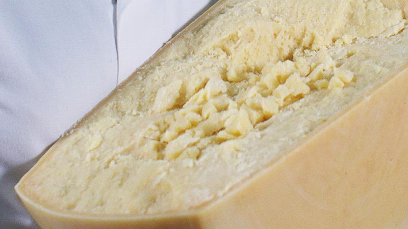 EMILGRANA Ser dojrzewa min. 12 miesięcy. Łatwo wyczuć wyjątkowość tego sera robionego z niepasteryzowanego mleka, który oczarowuje głębokim zapachem i słodkim wręcz smakiem.