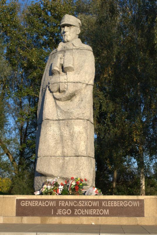 M: Co stało się później z tą bronią? Czy kiedykolwiek została odkopana? P: Broń przeleżała w ziemi do 1943 r. Wtedy przekazaliśmy ją partyzantom.