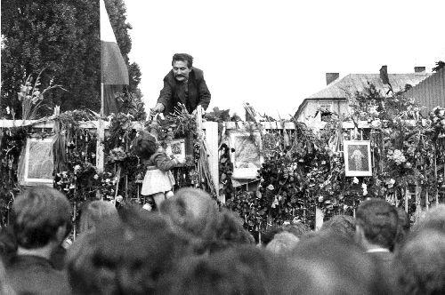 * Bezpośrednią przyczyną strajków w 1980 roku, były nadzieje rozbudzone przez Papieża oraz podwyżki cen, na które największe zakłady produkcyjne odpowiedziały falą strajków.