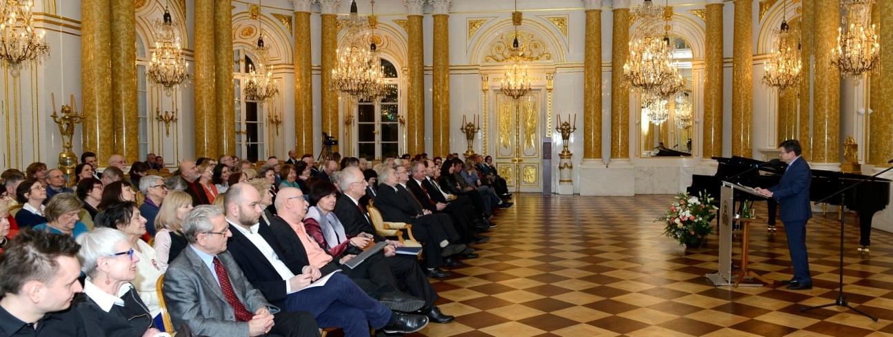 Sponsorem cyklu była firma farmaceutyczna Gedeon Richter Polska Sp. z o.o. Partnerzy: Katedra Hungarystyki Uniwersytetu Warszawskiego oraz Centrum Tłumaczeń i Obsługi Konferencji Lidex.