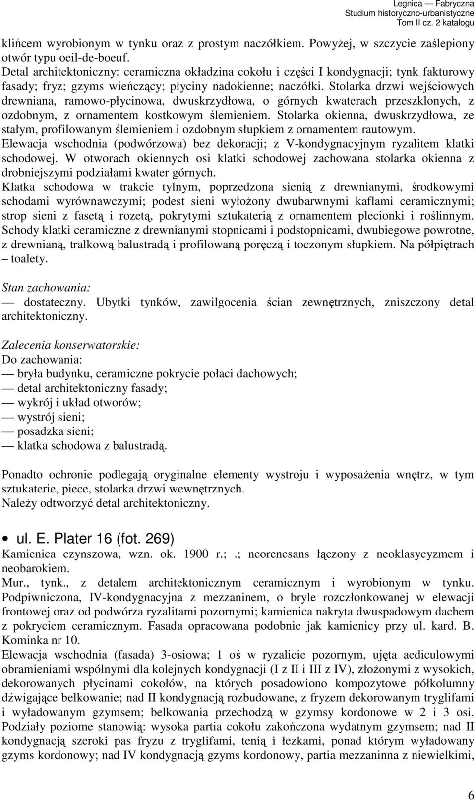 Stolarka drzwi wejściowych drewniana, ramowo-płycinowa, dwuskrzydłowa, o górnych kwaterach przeszklonych, z ozdobnym, z ornamentem kostkowym ślemieniem.