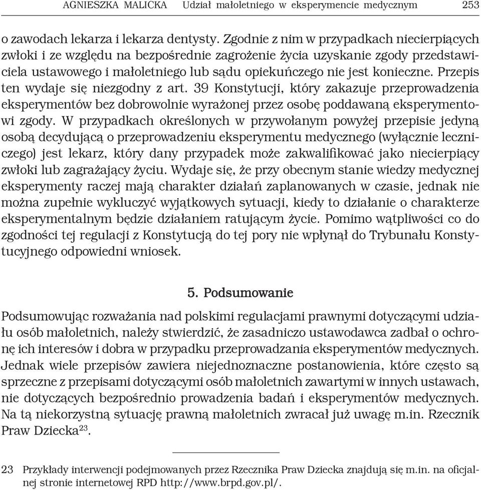 Przepis ten wydaje się niezgodny z art. 39 Konstytucji, który zakazuje przeprowadzenia eksperymentów bez dobrowolnie wyrażonej przez osobę poddawaną eksperymentowi zgody.