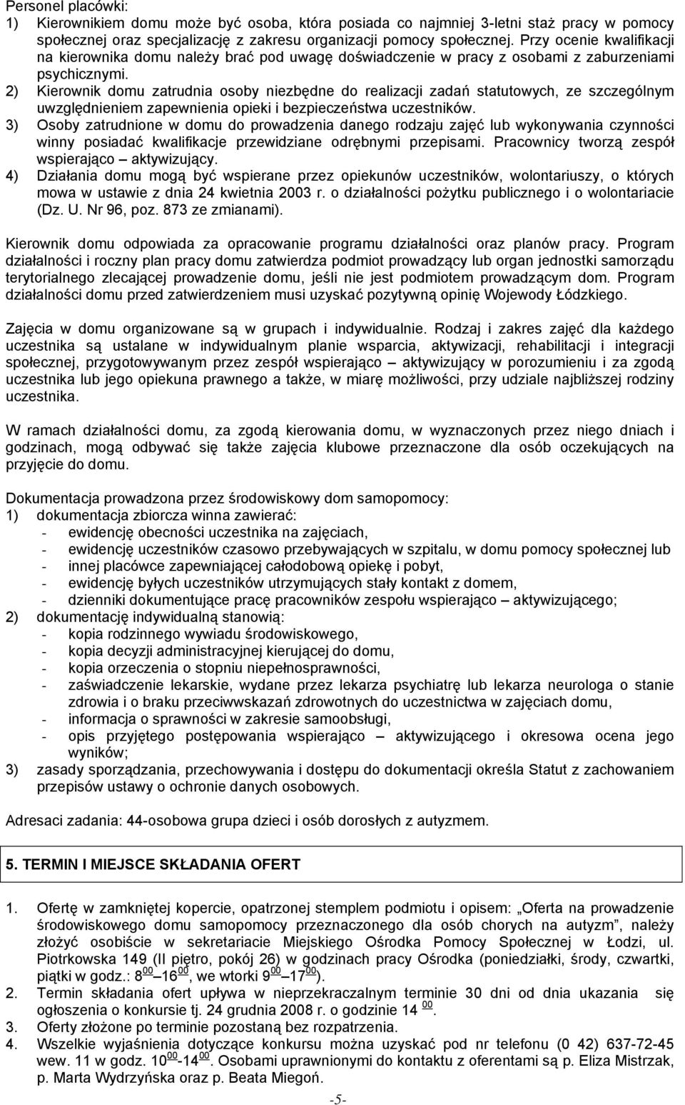 2) Kierownik domu zatrudnia osoby niezbędne do realizacji zadań statutowych, ze szczególnym uwzględnieniem zapewnienia opieki i bezpieczeństwa uczestników.