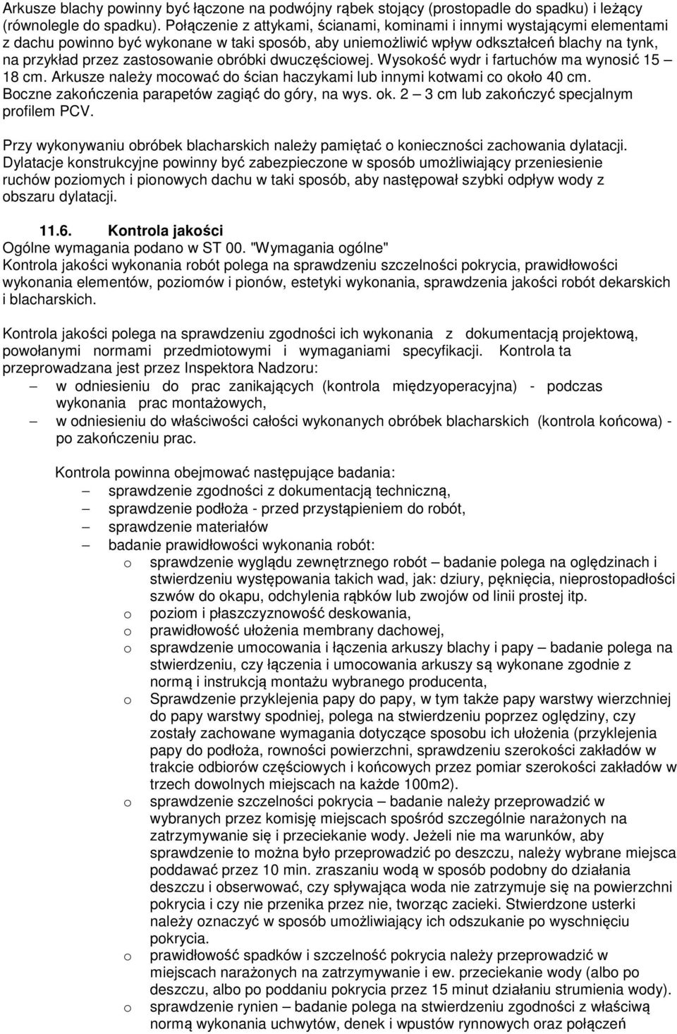 obróbki dwuczęściowej. Wysokość wydr i fartuchów ma wynosić 15 18 cm. Arkusze należy mocować do ścian haczykami lub innymi kotwami co około 40 cm. Boczne zakończenia parapetów zagiąć do góry, na wys.