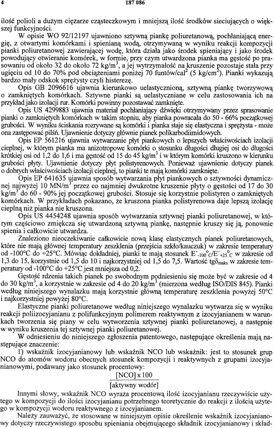 wodę, która działa jako środek spieniający i jako środek powodujący otwieranie komórek, w formie, przy czym utwardzona pianka ma gęstość po prasowaniu od około 32 do około 72 kg/m3, a jej