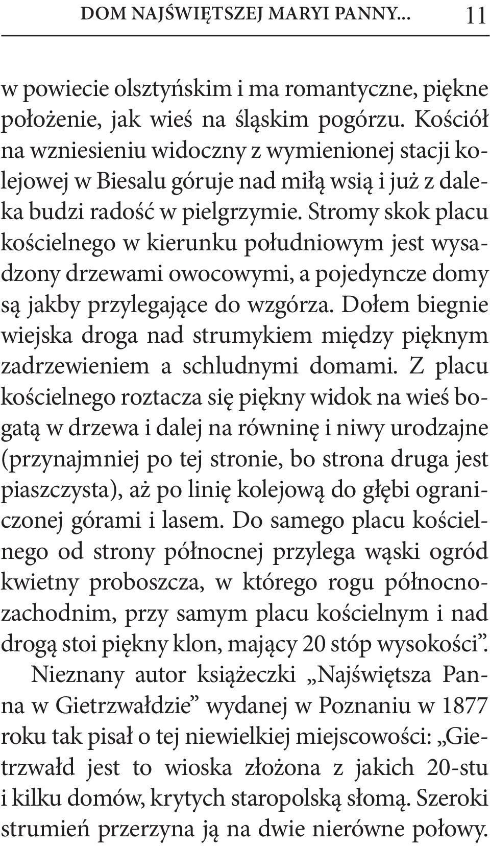 Stromy skok placu kościelnego w kierunku południowym jest wysadzony drzewami owocowymi, a pojedyncze domy są jakby przylegające do wzgórza.