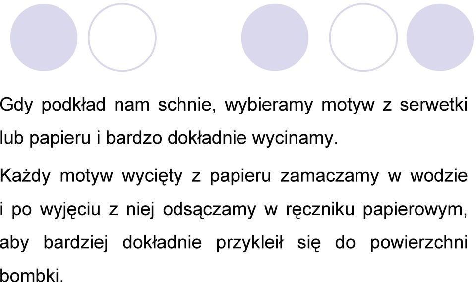Każdy motyw wycięty z papieru zamaczamy w wodzie i po wyjęciu z
