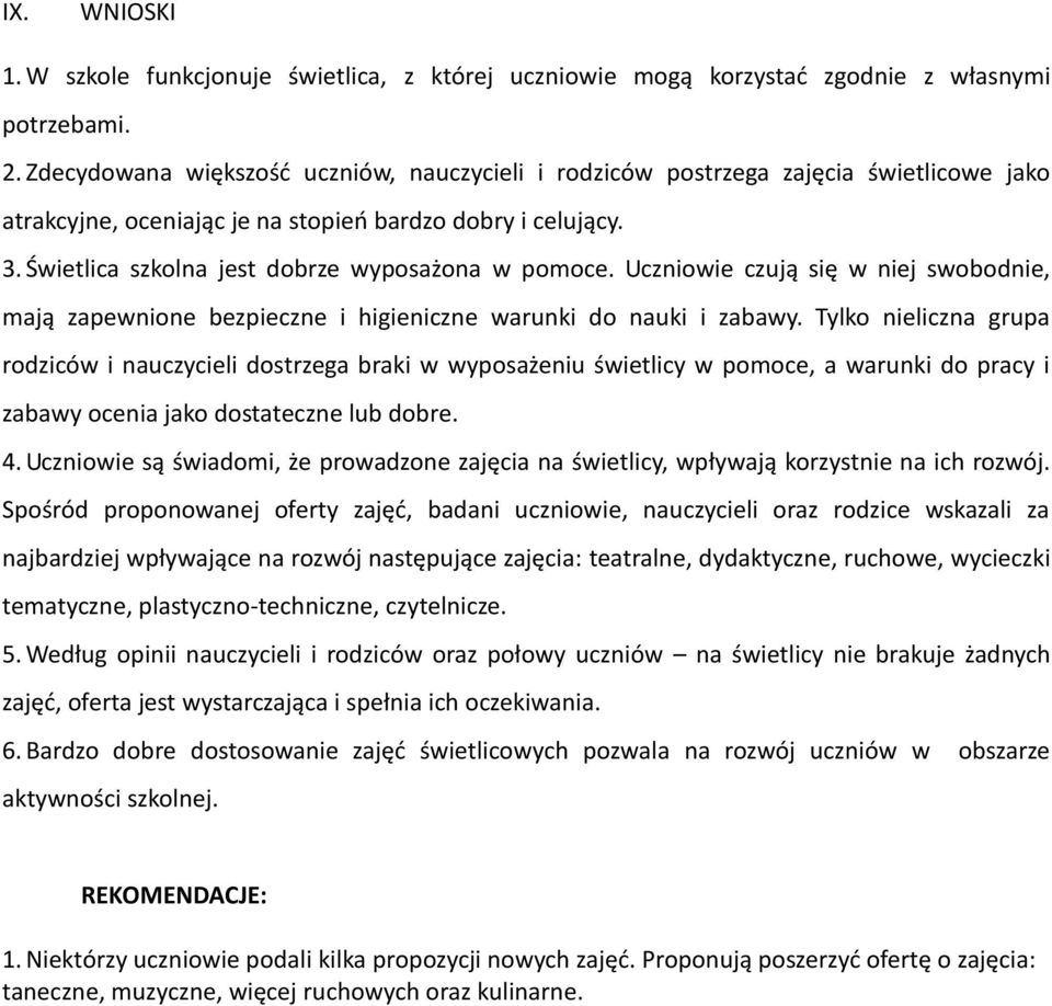 Świetlica szkolna jest dobrze wyposażona w pomoce. Uczniowie czują się w niej swobodnie, mają zapewnione bezpieczne i higieniczne warunki do nauki i zabawy.