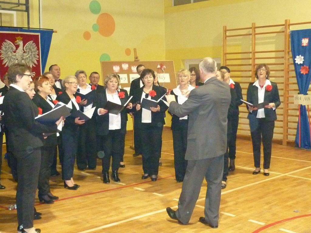 W szkole na uwagę zasługuje także troska o właściwe wychowanie patriotyczne.