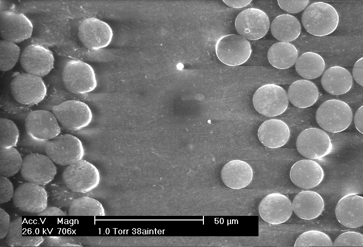 aramidowe szklane żywica Mikrostruktury laminatów (a) poliestrowo/szklanego z widocznymi pęcherzami i obszarami bogatymi w żywicę (b) hybrydowego laminatu: osnowa epoksydowa: wzmocnienie naprzemienne