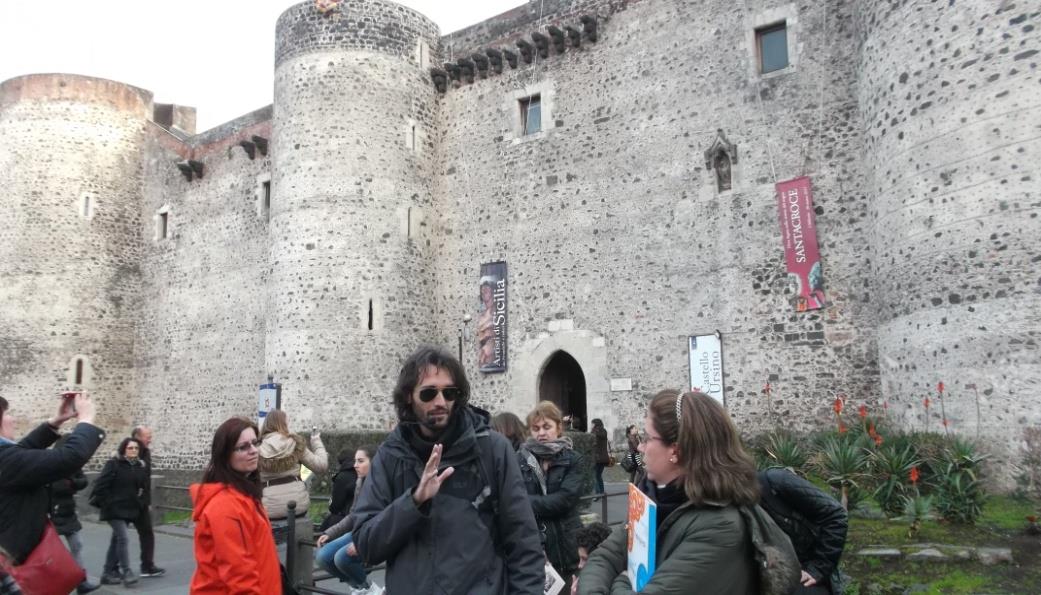 Po południu zwiedzaliśmy historyczne centrum Katanii, miasta wielokrotnie niszczonego i odbudowywanego na nowo. Dowiedzieliśmy się dlaczego większośd pomników pozbawiona jest głowy.