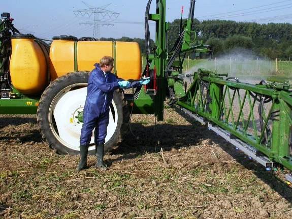 Mycie opryskiwacza zewnętrzne mycie opryskiwacza w polu lub na plantacji w różnych miejscach