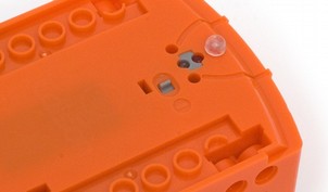 Zaczynamy Rozpocznij zabawę z Robotem! Otwórz gniazdo baterii I wyjmij kabel do programowania. Teraz włóż 4 baterie AAA.
