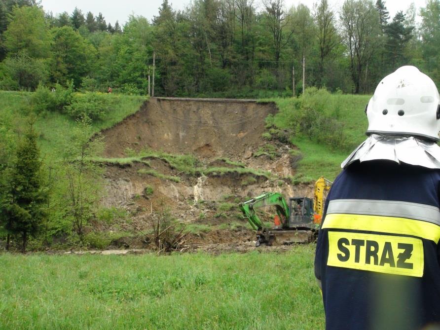 Skutki braku odwodnienia Brak właściwego odwodnienia prowadzi do szybkiej degradacji całej nawierzchni kolejowej, może spowodować utratę stateczności