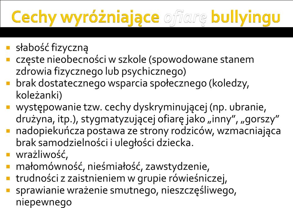 ), stygmatyzującej ofiarę jako inny, gorszy nadopiekuńcza postawa ze strony rodziców, wzmacniająca brak samodzielności i uległości