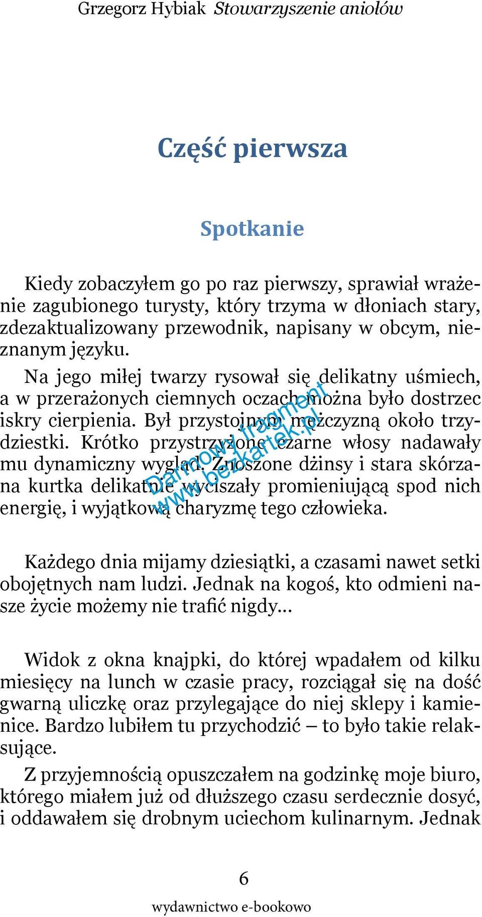 Krótko przystrzyżone czarne włosy nadawały mu dynamiczny wygląd. Znoszone dżinsy i stara skórzana kurtka delikatnie wyciszały promieniującą spod nich energię, i wyjątkową charyzmę tego człowieka.