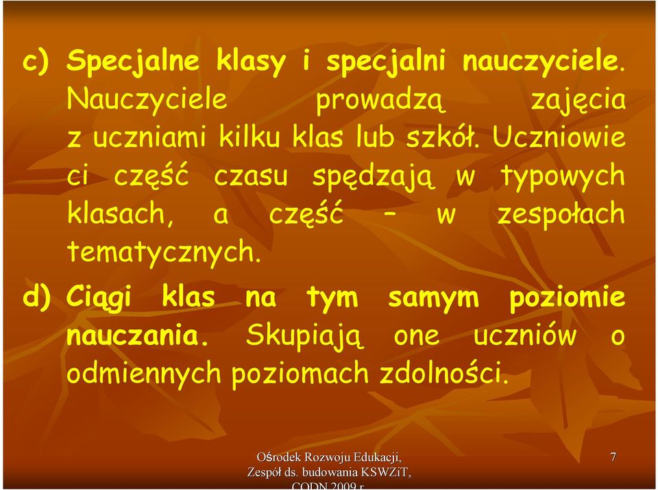 Uczniowie ci część czasu spędzają w typowych klasach, a część w zespołach