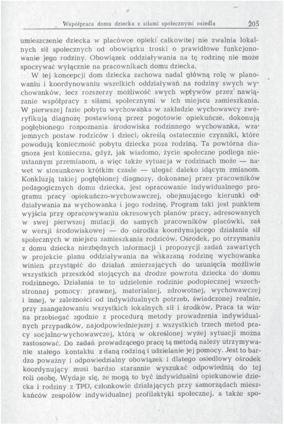 W tej koncepcji dom dziecka zachowa nadal głów ną rolę w planowaniu i koordynow aniu wszelkich oddziaływ ań na rodziny sw ych w y- chowanków, lecz rozszerzy możliwość sw ych w pływ ów przez' n a w