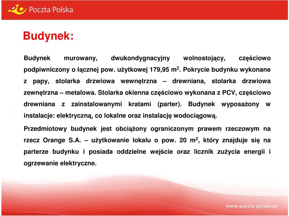 Stolarka okienna częściowo wykonana z PCV, częściowo drewniana z zainstalowanymi kratami (parter).