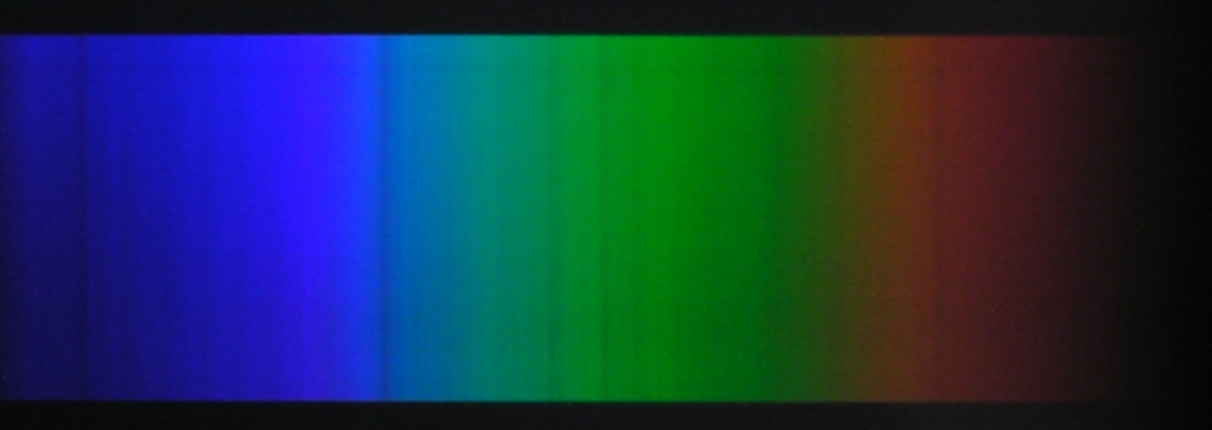 Zdjęcie przestawiające widmo słoneczne z liniami Fraunhofera: Niestety kaŝdy aparat cyfrowy ma wbudowane filtry (w ten sposób powstaje kolorowy obraz) i zdjęcie ma duŝo gorszą jakość niŝ obraz
