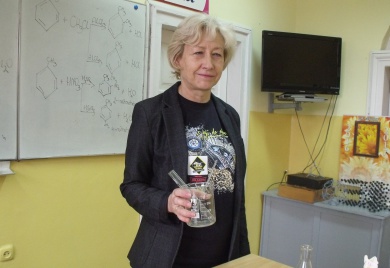 8 Doceniona przez ministra Dorota Kamińska, nauczycielka chemii w LO nr III im. Władysława Broniewskiego w Ostrowcu Św.