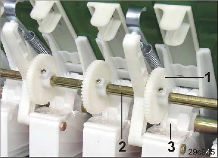 Budowa i działanie Obsługa elektroniczna Sprężynowe sprzęgło przechyłowe (Rys. 86/1) uruchamiane jest włącznikiem magnetycznym (Rys. 86/2), który sterowany jest przez lub. Rys.