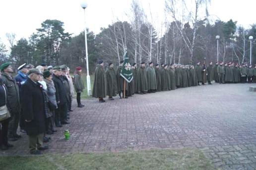 Z inicjatywy 5 WDH Czerwone Berety Urząd Miasta i Gminy Wronki zakupił 60 sztuk flag narodowych z drzewcami.