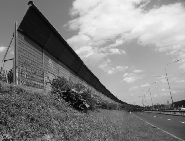 Metody zwalczania hałasu komunikacyjnego 35 generują pojazdy poruszające z dużą prędkością po autostradzie A4. Ekran ten stanowi uzupełnienie sztucznego nasypu (rys. 6).