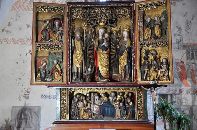 W środkowej części większości retabulów mieści się przedstawienie w typie Sacra Conversazione, to jest trójosobowa grupa, składająca się z Marii z Dzieciątkiem oraz dwóch świętych.