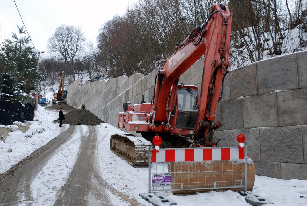 MONTAŻ KONSTRUKCJI MURU OPOROWEGO