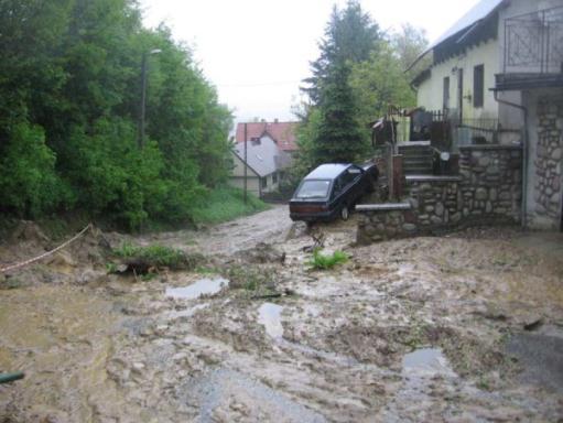 nastąpiło nawodnienie skarpy Cmentarza Komunalnego w