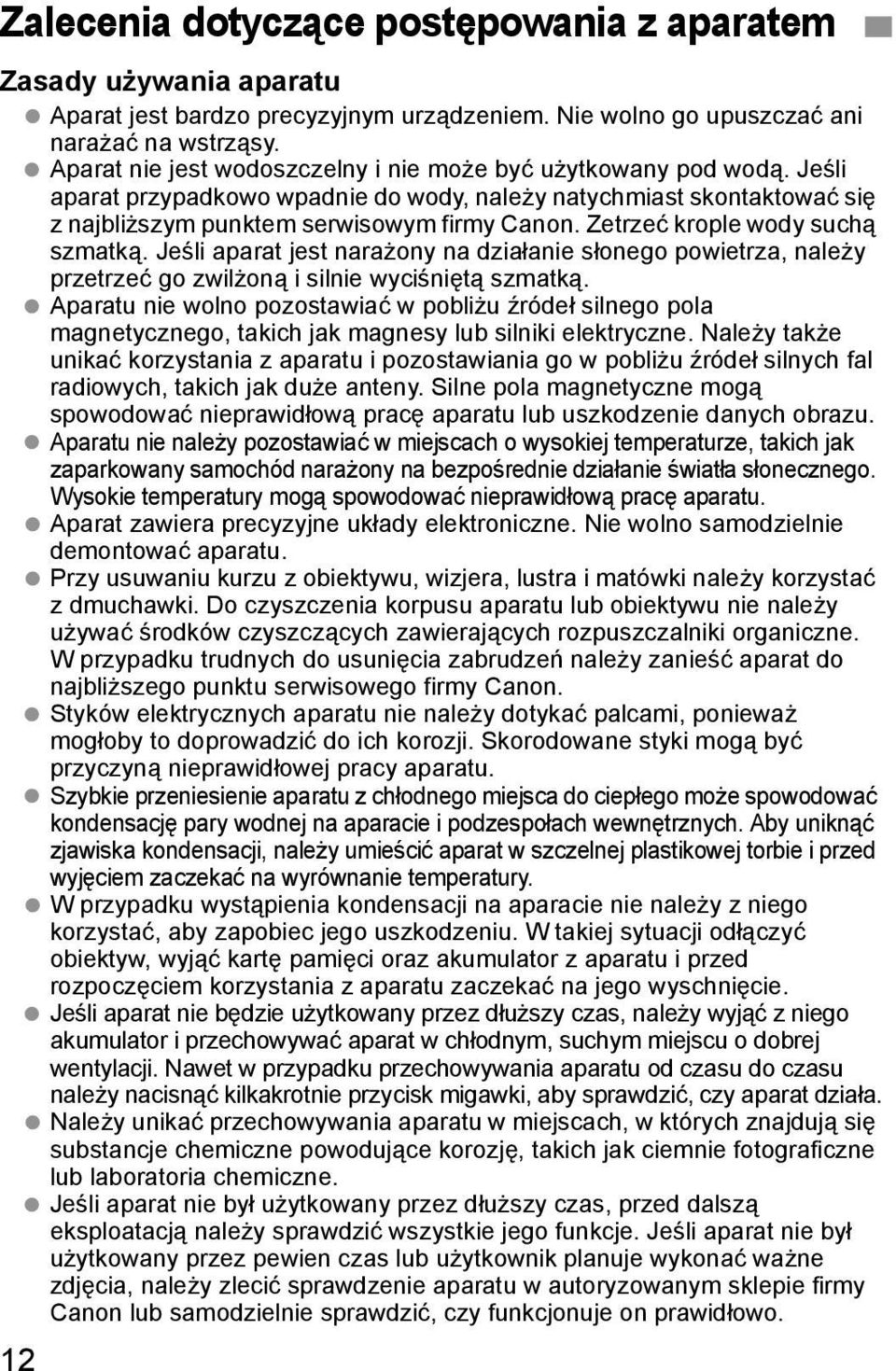 Zetrzeć krople wody suchą szmatką. Jeśli aparat jest narażony na działanie słonego powietrza, należy przetrzeć go zwilżoną i silnie wyciśniętą szmatką.