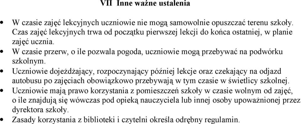 W czasie przerw, o ile pozwala pogoda, uczniowie mogą przebywać na podwórku szkolnym.