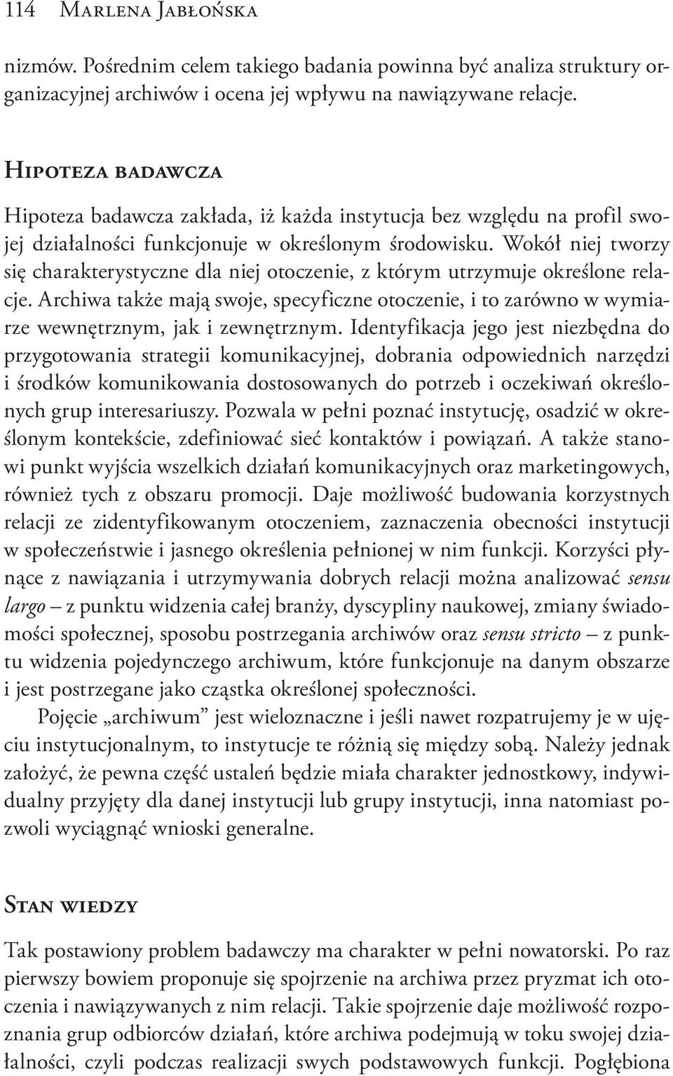 Wokół niej tworzy się charakterystyczne dla niej otoczenie, z którym utrzymuje określone relacje.