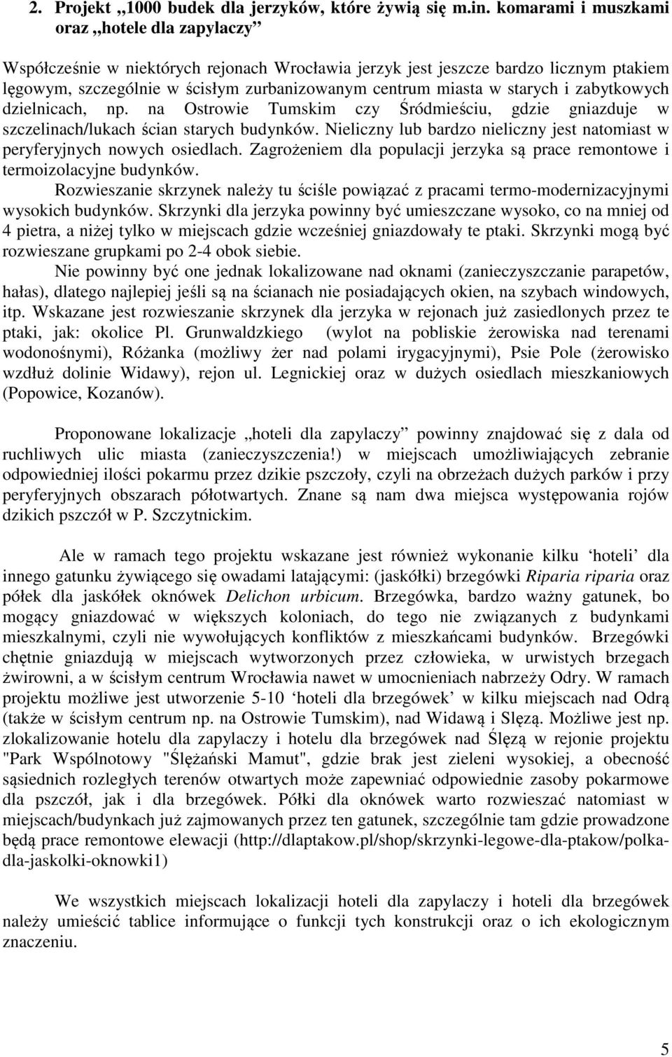 starych i zabytkowych dzielnicach, np. na Ostrowie Tumskim czy Śródmieściu, gdzie gniazduje w szczelinach/lukach ścian starych budynków.