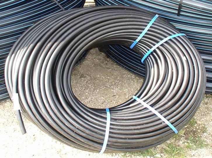 Poza przenośnymi rurociągami deszczownianymi wykonanymi z aluminium w instalacjach polowych do budowy sieci rozprowadzającej wodę wykorzystywane są przede wszystkim przewody wykonane z polietylenu.