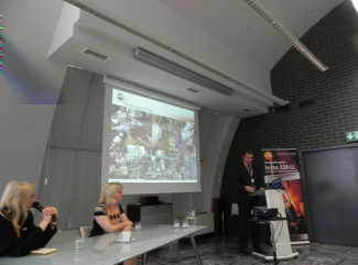 pozostałymi zaproszonymi osobami w foyer w typowych barwach Testo, przed salą konferencyjną. Zdjęcie 2 i 3: Pomarańczowa sala - foyer przed salą konferencyjną Konferencja trwała w godzinach 10.10-10.