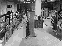 Rozwój komputerów Komputer elektroniczny (1946) Electronic Numerical Integrator And Calculator Lampy elektronowe