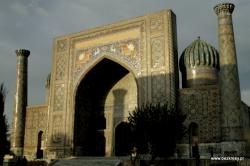 zabytkami historii: Monument Al Khorezmiy, medresa chana Muhammada Amina i Kalty Młodszego.